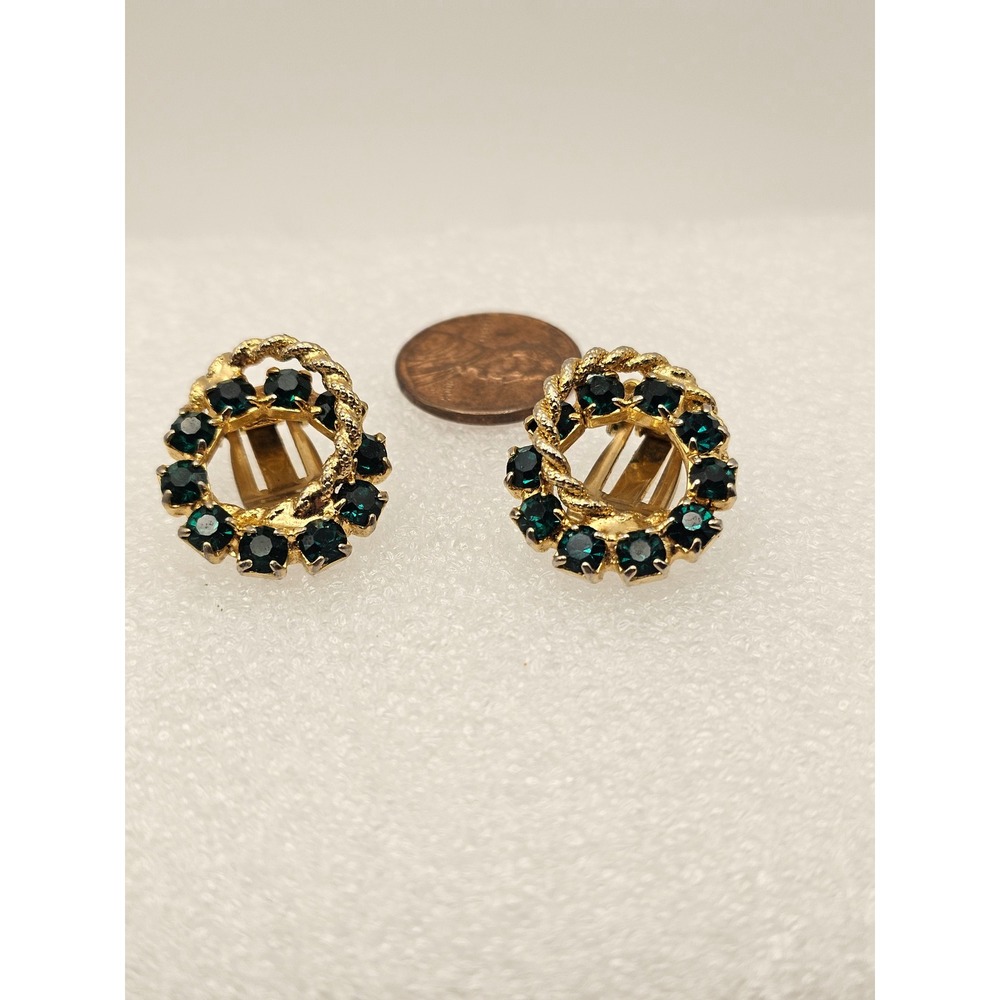 BSK Vintage Gold Tone Emerald Green Rhinestone Wreath Clip On Earrings - Picture 4 of 4